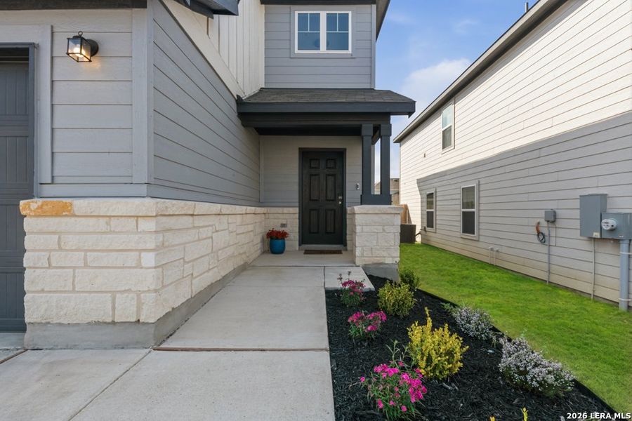 Exterior details and patio area of a home in Cinco Lakes, San Antonio (Image 24).
