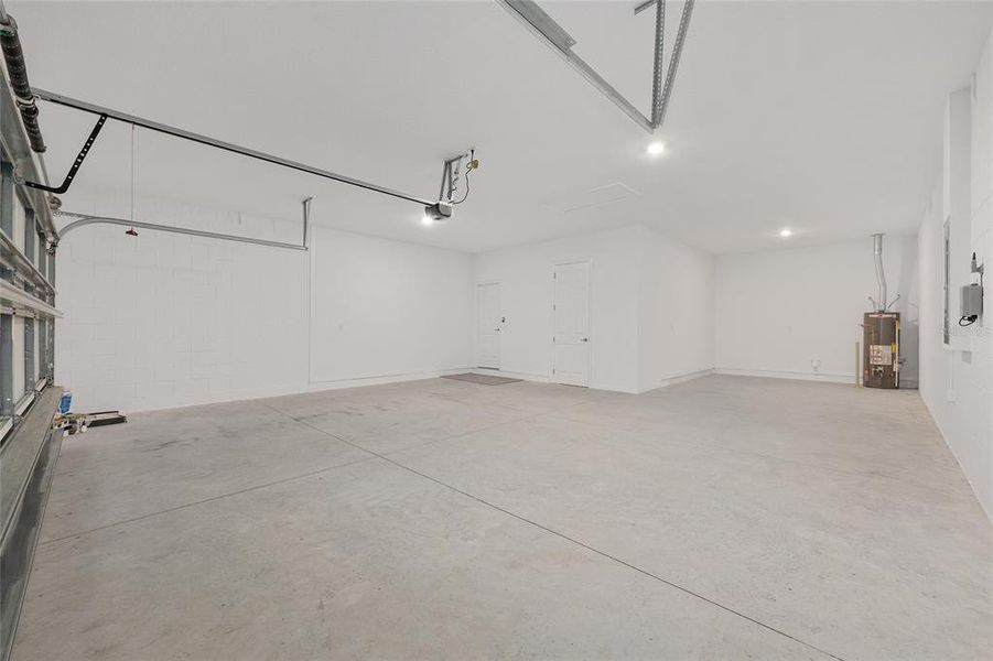 Spacious, unfurnished interior of a new home in Calesa Township, Ocala (Image 43).