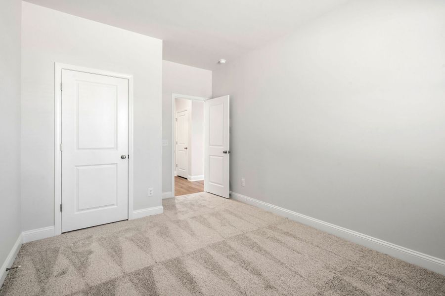 Spacious, unfurnished interior of a new home in Waterways, Richmond Hill (Image 12).