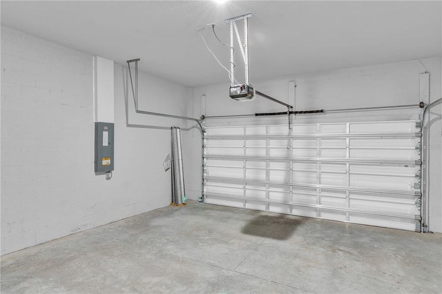 Spacious, unfurnished interior of a new home in , Port Charlotte (Image 14).