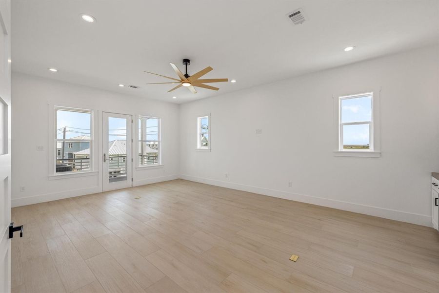 Spacious, unfurnished interior of a new home in , Galveston (Image 23).