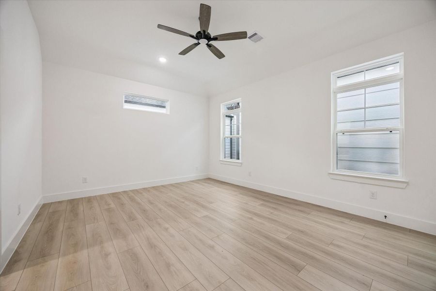 Secondary bedroom ideal for guests, office, or nursery Secondary bedroom ideal for guests, office, or nursery