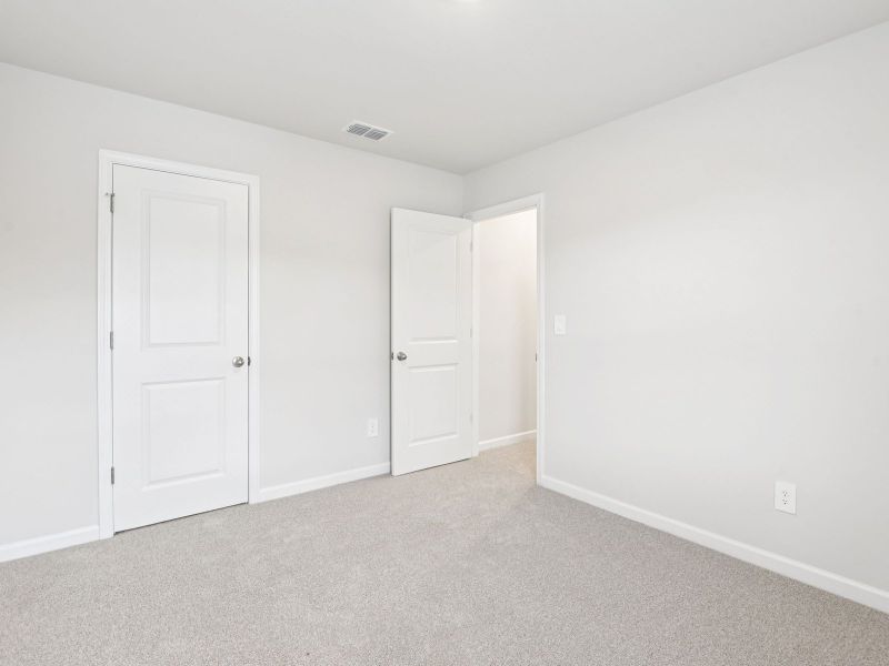 Spacious, unfurnished interior of a new home in Ivey Township, Dallas (Image 14).