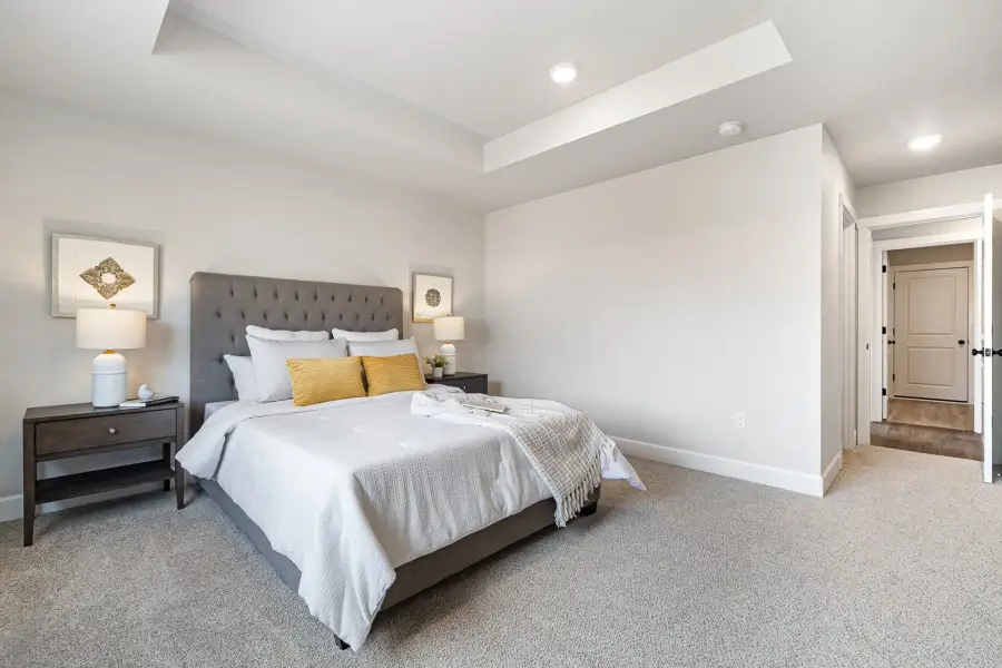 Furnished interior view inside a new home in McClannahan Summit, Umatilla (Image 10).