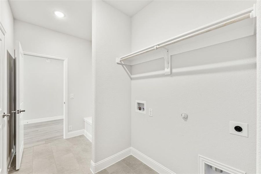 Spacious, unfurnished interior of a new home in Ridge Ranch, Mesquite (Image 33).