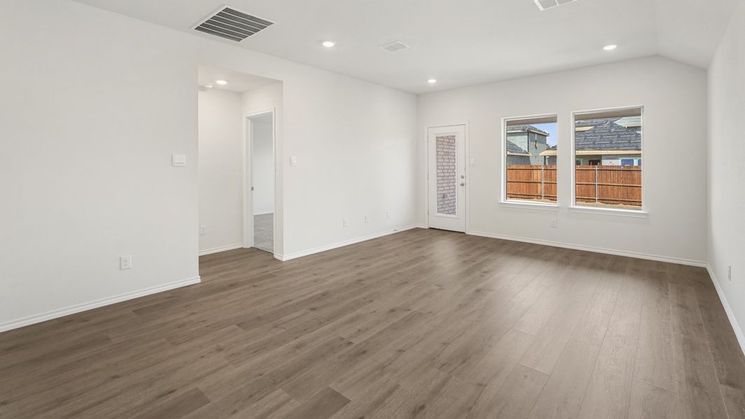 Spacious, unfurnished interior of a new home in Hanolley Hills, Sherman (Image 5).