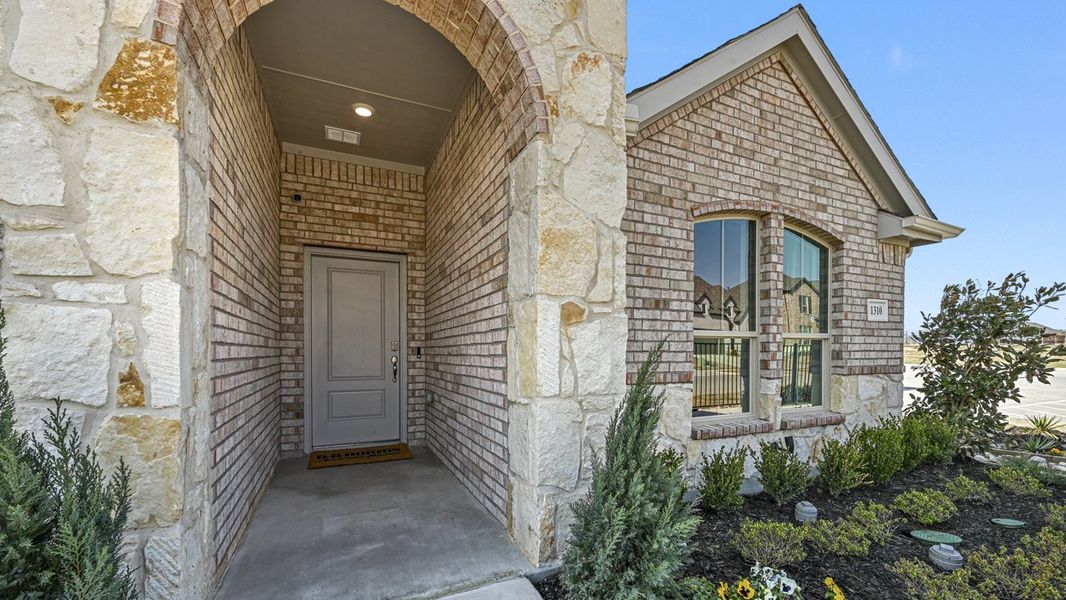 Representative exterior details of a home built from the Bentworth by D.R. Horton in Silverado, Aubrey (Image 3).