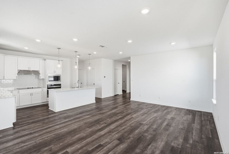 Spacious, unfurnished interior of a new home in Nopal Valley, San Antonio (Image 14).