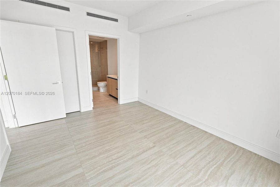 Spacious, unfurnished interior of a new home in , Miami (Image 32).