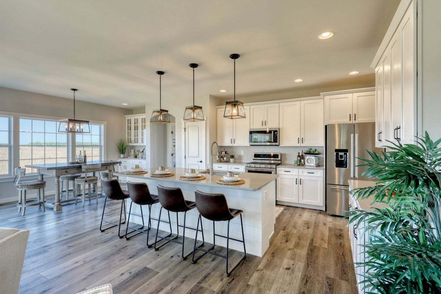 Classic Kitchen & Breakfast Area