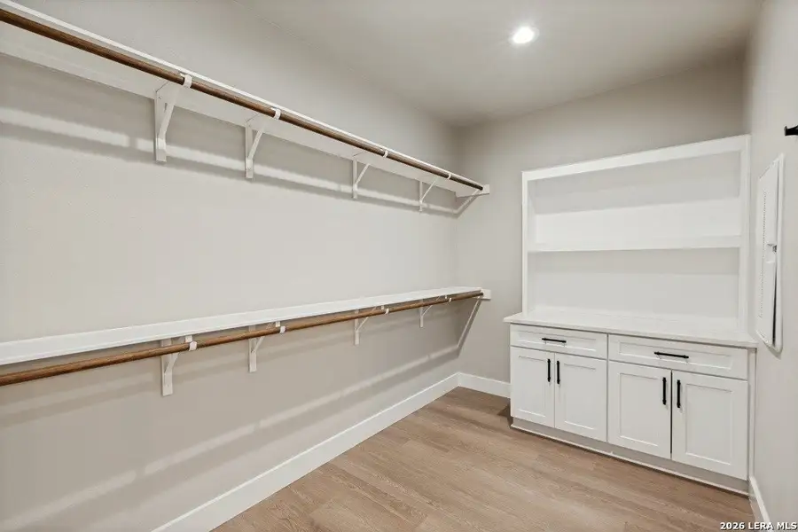 Spacious, unfurnished interior of a new home in , Canyon Lake (Image 14).