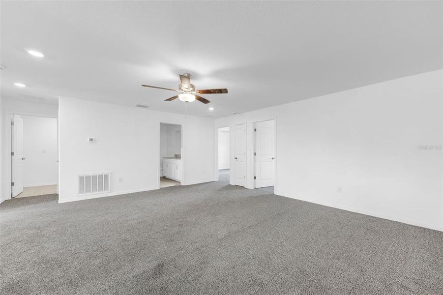 Spacious, unfurnished interior of a new home in , San Antonio (Image 28).