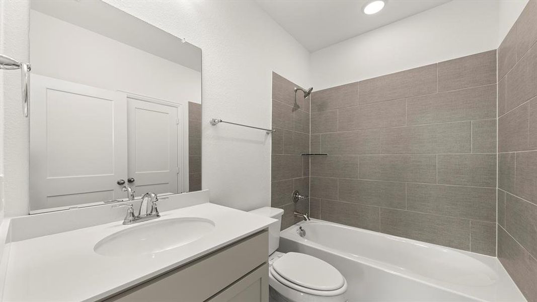 06. 9045 Palafox - 2ND Bath 06. 9045 Palafox - 2ND Bath