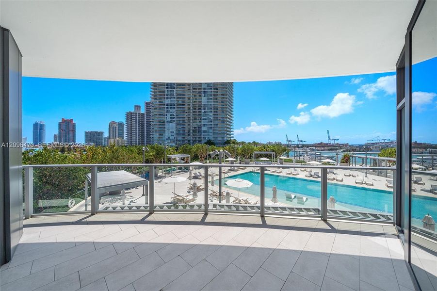 Condo located in Miami Beach, FL showcasing its design and architecture (Image 27).