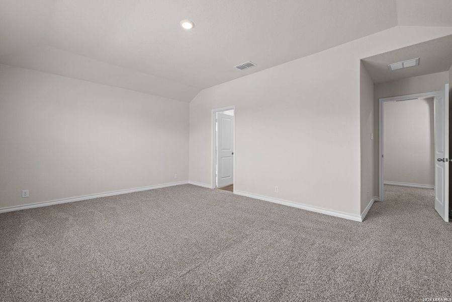 Spacious, unfurnished interior of a new home in Stonehill, San Antonio (Image 13).
