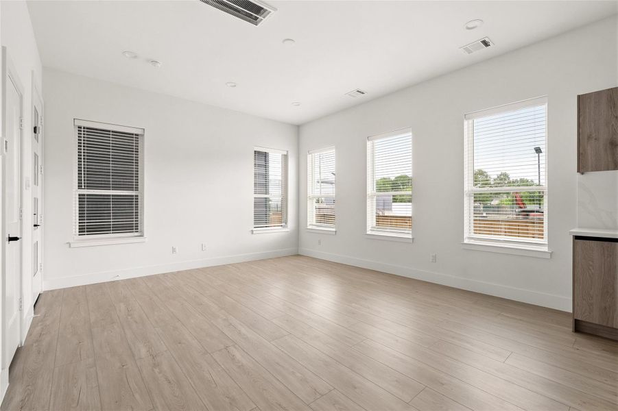 Spacious, unfurnished interior of a new home in , Houston (Image 19).