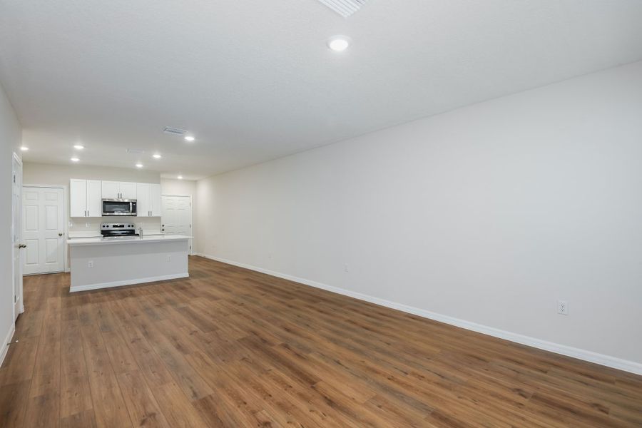 Spacious, unfurnished interior of a new home in Pasadena Woods, Dade City (Image 10).