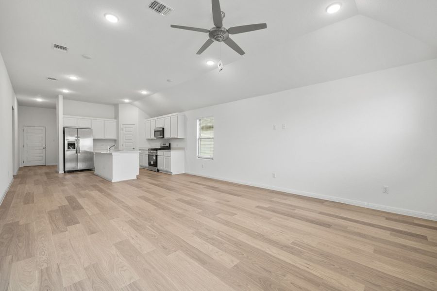 Spacious, unfurnished interior of a new home in Trinity Ranch, Elgin (Image 19).