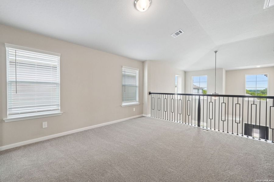 Spacious, unfurnished interior of a new home in Thomas Pond, San Antonio (Image 30).