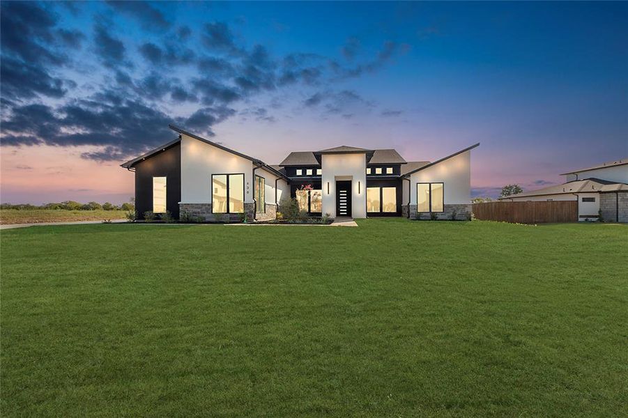 View of front facade featuring a lawn