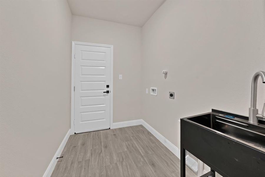 Spacious, unfurnished interior of a new home in , Granbury (Image 30). Spacious, unfurnished interior of a new home in , Granbury (Image 30).