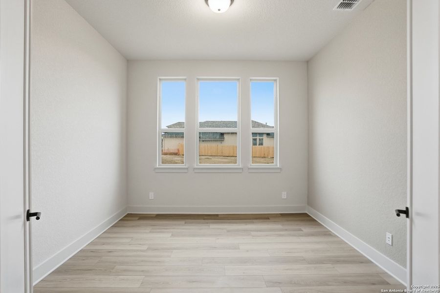 Spacious, unfurnished interior of a new home in Haby Hill 50s, San Antonio (Image 33).