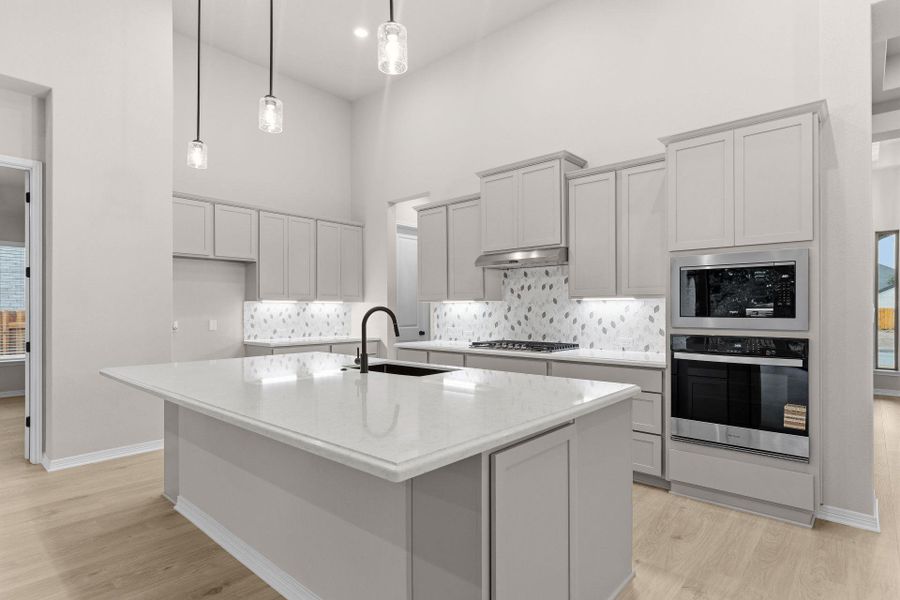 Large Center Island in Kitchen