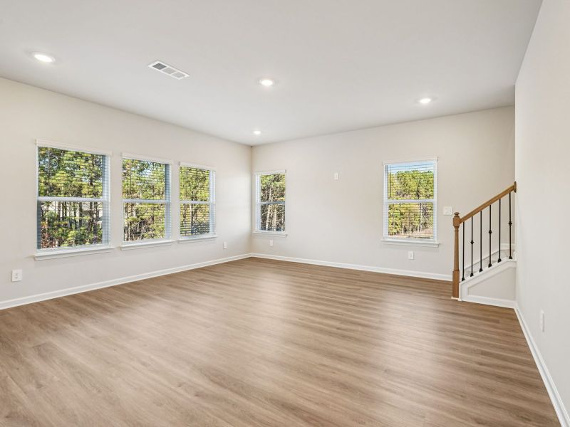 Spacious, unfurnished interior of a new home in Ivey Township, Dallas (Image 13).
