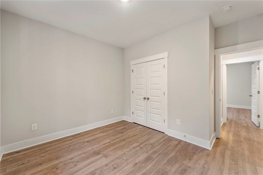 Spacious, unfurnished interior of a new home in Cross Creek Plantation, Seneca (Image 28).