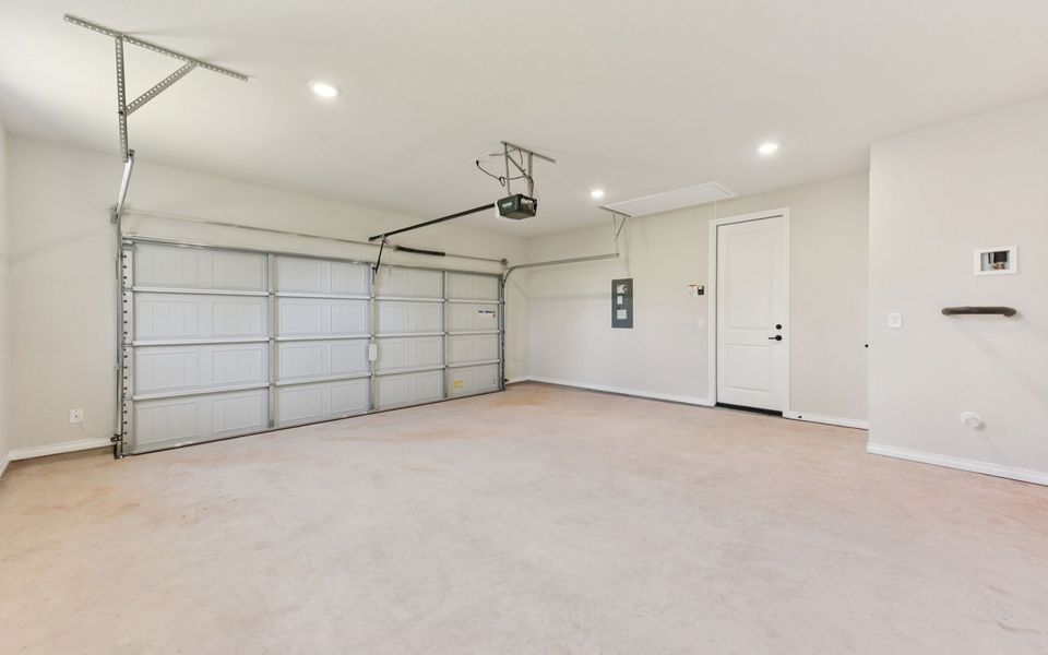Spacious, unfurnished interior of a new home in Kissing Tree, San Marcos (Image 10).