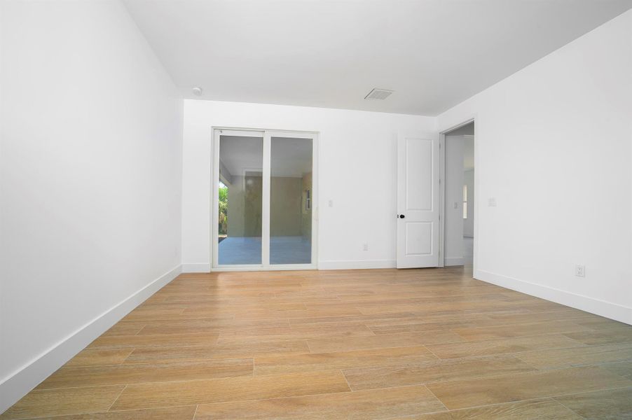 Spacious, unfurnished interior of a new home in , Port Charlotte (Image 14).