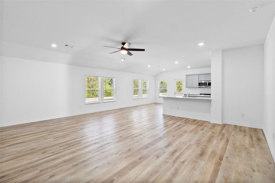 Spacious, unfurnished interior of a new home in , Willis (Image 14).