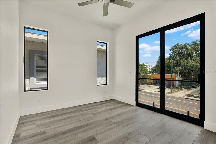 Spacious, unfurnished interior of a new home in , St. Petersburg (Image 27).