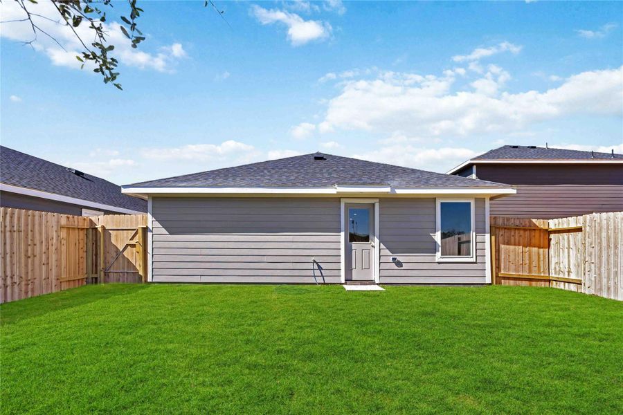 Exterior details and patio area of a home in Legacy Village, Houston (Image 23).
