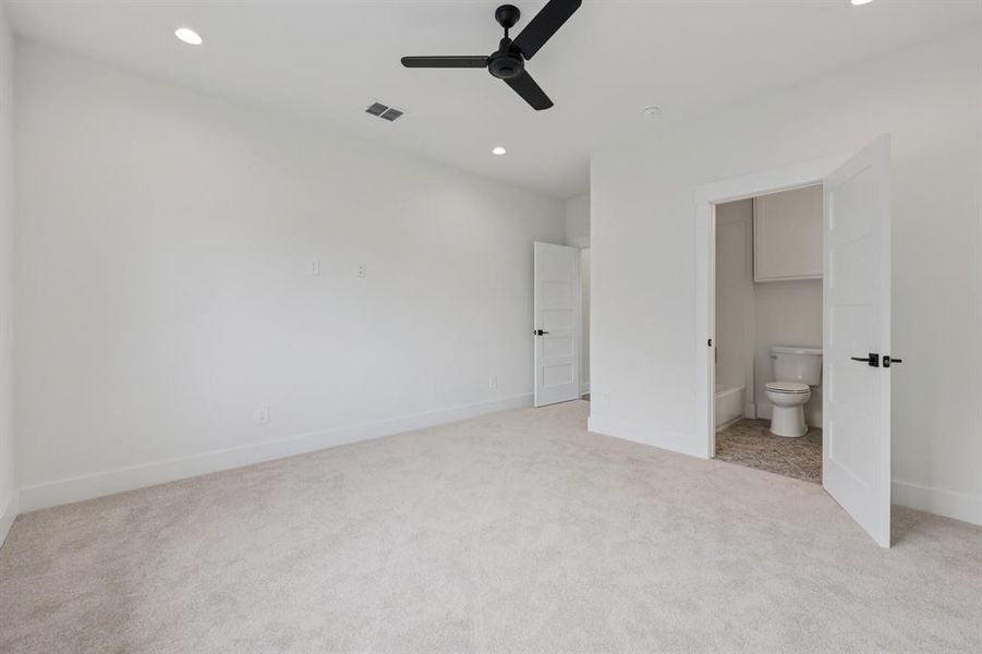 Spacious, unfurnished interior of a new home in , Dallas (Image 34).