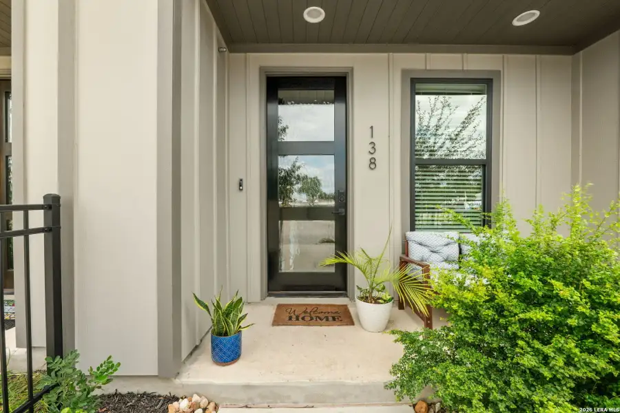 Exterior details and patio area of a home in Playmoor, San Antonio (Image 30).