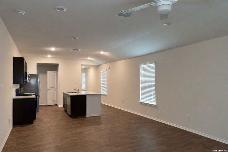 Spacious, unfurnished interior of a new home in Avenida, Converse (Image 10).