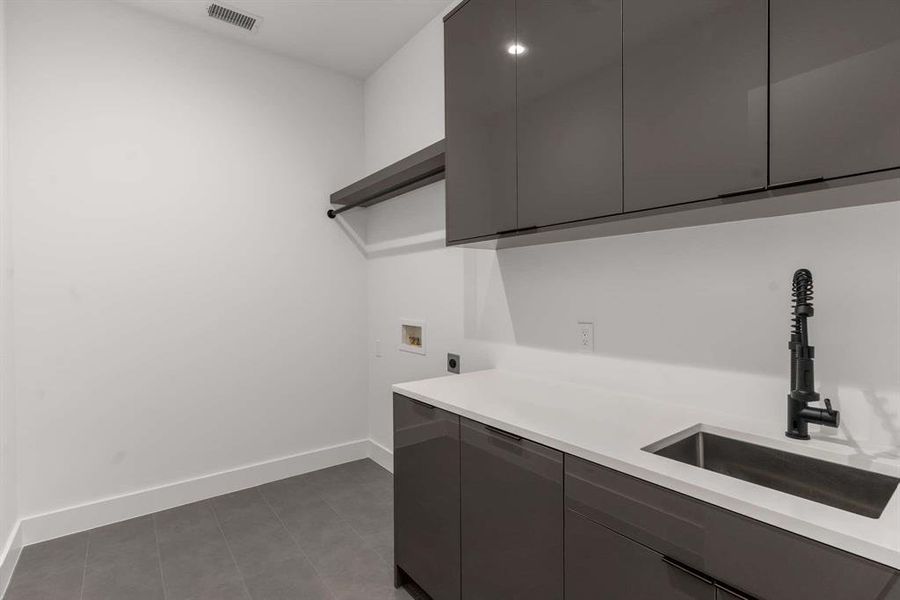 Furnished interior view inside a new home in , Dallas (Image 34).