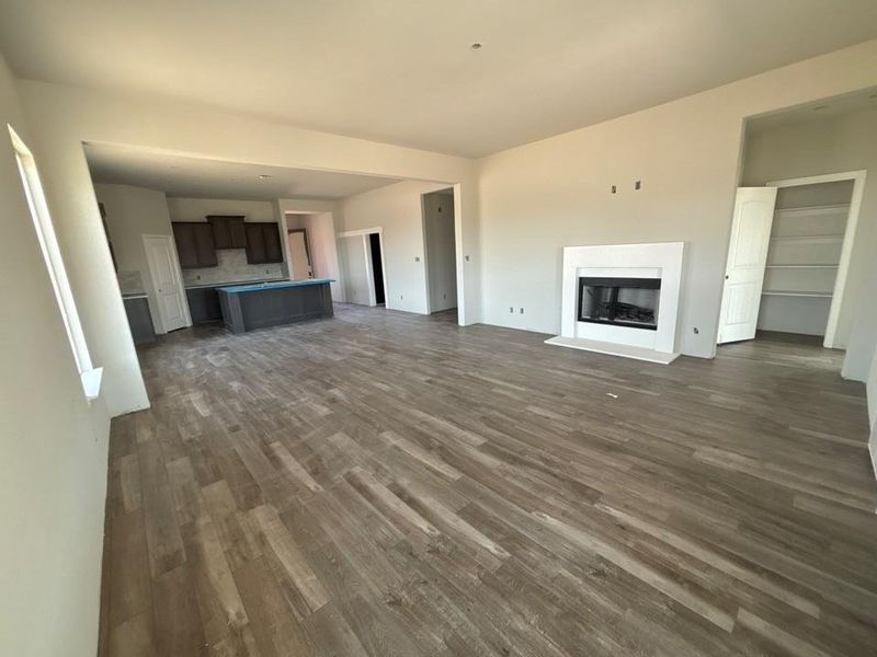 Spacious, unfurnished interior of a new home in Waterford Park, Weatherford (Image 4).