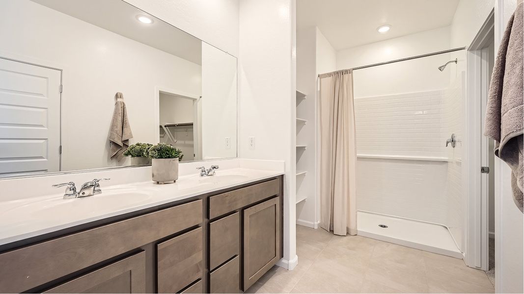 4083 Revolution Owners Bath 1of2 Base8