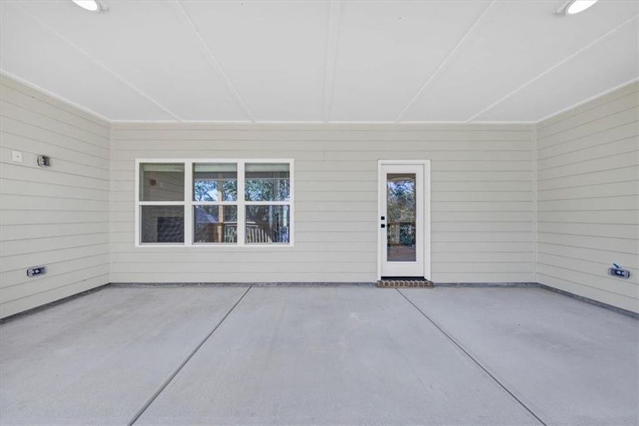 Exterior details and patio area of a home in Tuscany Hills, Douglasville (Image 27).