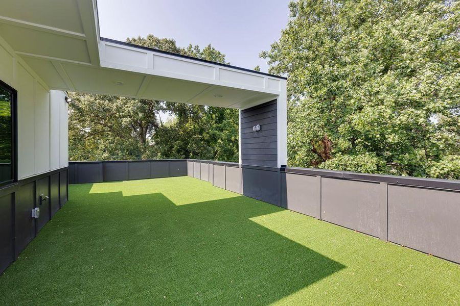 Exterior details and patio area of a home in , Chamblee (Image 1).
