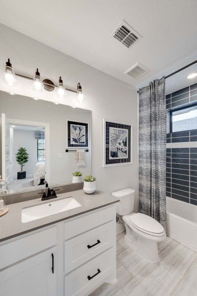 Representative furnished interior of a home built from the Verona by Tri Pointe Homes in Sienna 80′, Missouri City (Image 48).