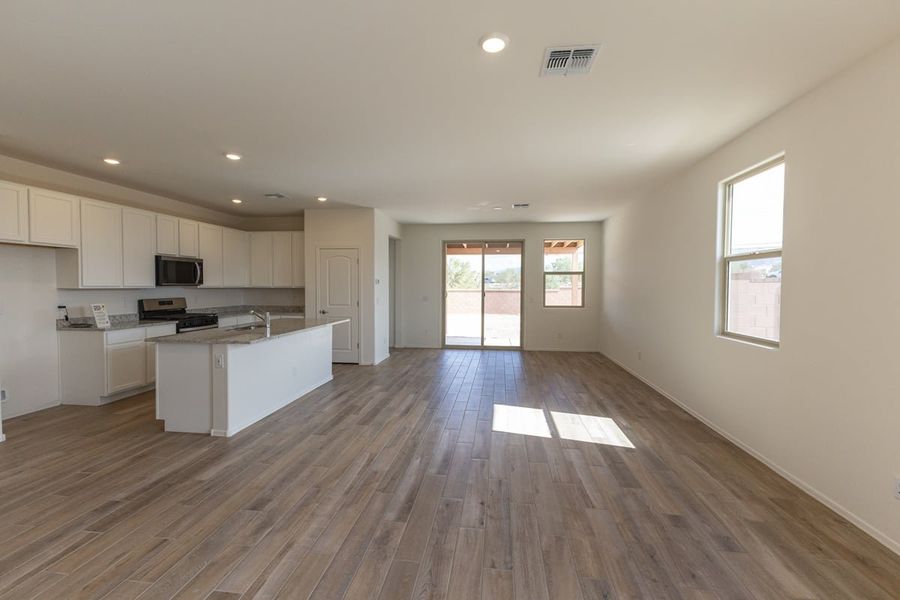 Spacious, unfurnished interior of a new home in Colina de Anza Traditions, Tucson (Image 5). Spacious, unfurnished interior of a new home in Colina de Anza Traditions, Tucson (Image 5).