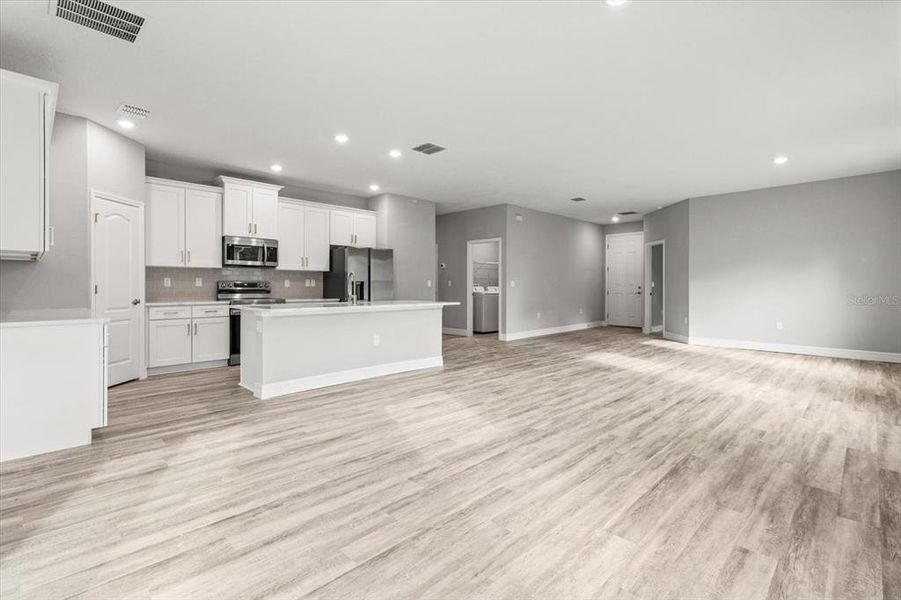 Spacious, unfurnished interior of a new home in , Homosassa (Image 20).