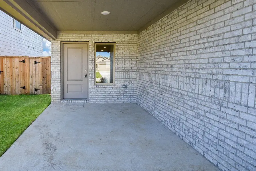 Exterior details and patio area of a home in Ladera Trails, Conroe (Image 4).