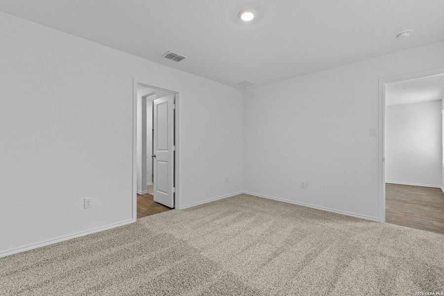 Spacious, unfurnished interior of a new home in Stonehill, San Antonio (Image 13).