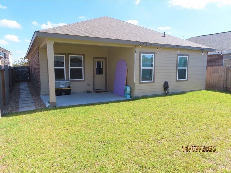Exterior details and patio area of a home in Imperial Forest, Houston (Image 3).