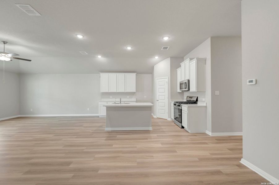 Spacious, unfurnished interior of a new home in Mesquite Ridge, San Antonio (Image 40).