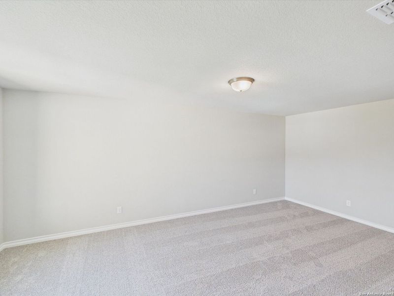 Spacious, unfurnished interior of a new home in Ladera, San Antonio (Image 21).